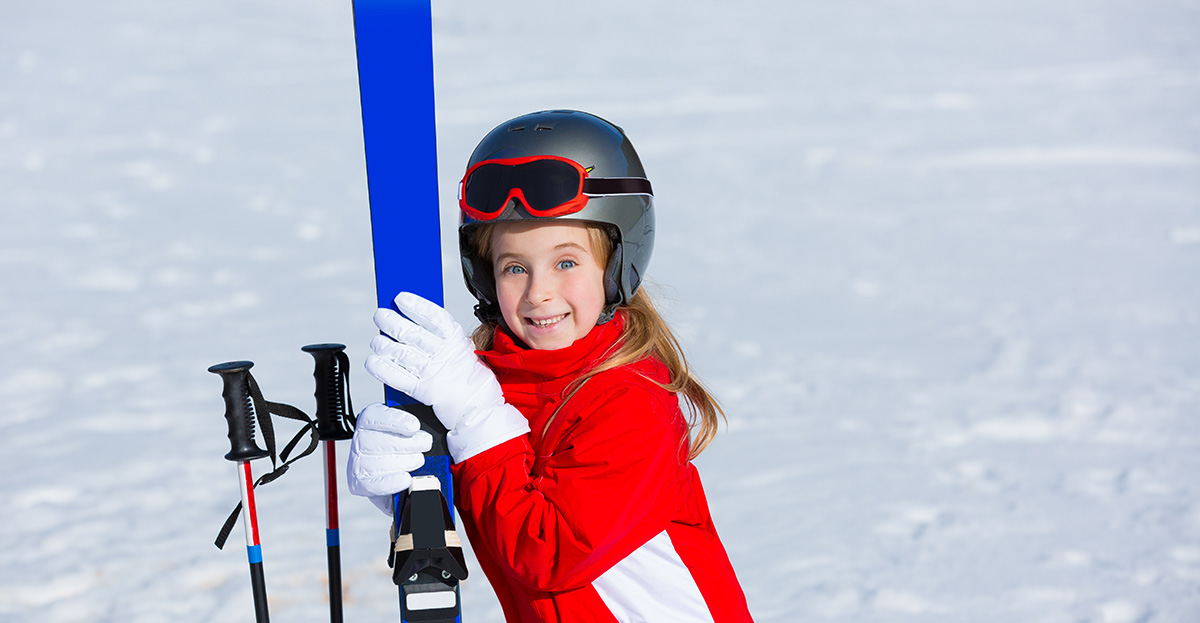 Dziecko z nartami podczas ferii na Podhalu