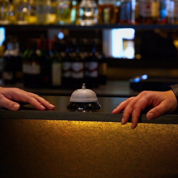 hotel-bar-4665212_1280